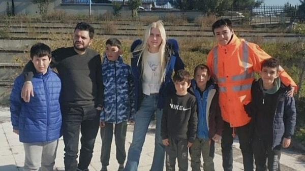 Kahramanmaraş depremi sonrasında deprem bölgesine giderek yardımlarda bulunan Tilki, Hatay'daki çocuklarla devamlı bir iletişim halinde olduğunu da belirtti.