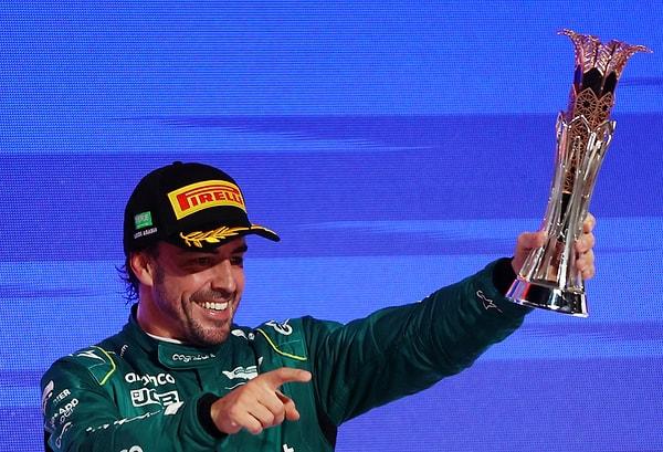 Suudi Arabistan GP'de Fernando Alonso üçüncü olmuş fakat 10 saniye cezası aldığı için kupası elinden alınmıştı.