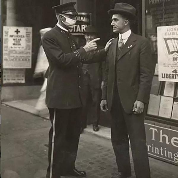 2. İspanyol gribi salgını sırasında bir polis, maske giymeyen vatandaşı uyarıyor. (1918)