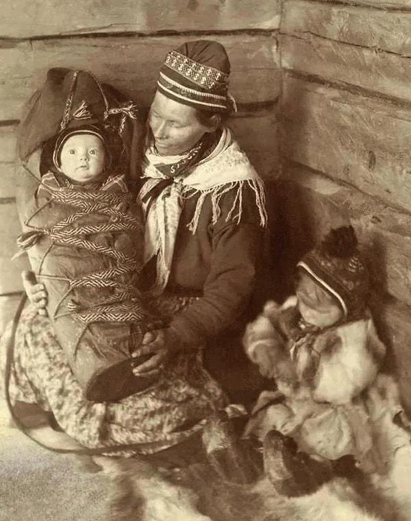 3. Finlandiya'da Sami halkından bir kadın küçük çocuğu ve üşümemesi için sıkıca sardığı bebeği ile Finlandiya'da. (1917)