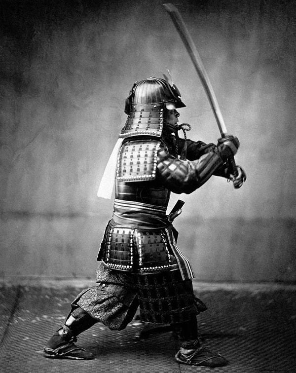 7. Japonya'da zırhını giyip kılıcını kuşanan bir samuraya ait oldukça eski bir fotoğraf. (1867)