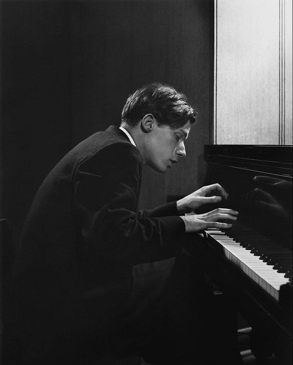 8. Fotoğrafçı Yusuf Karş'ın görüntülediği Kanadalı klasik piyano sanatçısı Glenn Gould'un harika bir portresi. (1957)
