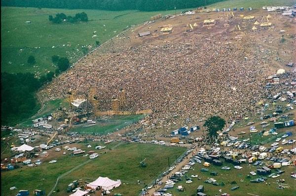 10. Dünyanın en ünlü müzik festivallerinden olan Woodstock'un New York'ta yapıldığı günlerden inanılmaz bir kalabalık! (1969)