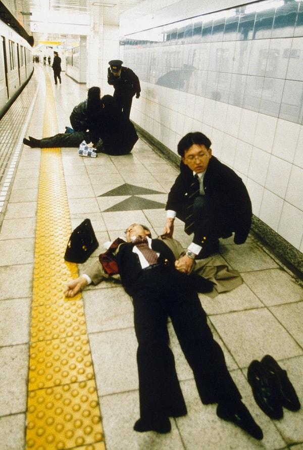 11. Tokyo metrosunda sarin gaz saldırısı sırasında yaralanan insanların görüntüsü... (1995)