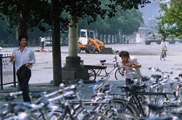 4. Çin'de öğrencilerin çıkardığı Tiananmen  Meydanı protestolar sırasında 'tank adam'. (5 Haziran 1989)