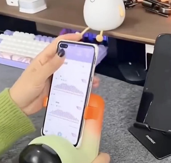 Цзян, изобретатель устройства, заявляет, что в течение 7 лет у него были отношения на расстоянии, и в процессе он черпал вдохновение в этой ситуации. Кстати, в процессе Цзян и его девушка расстались.