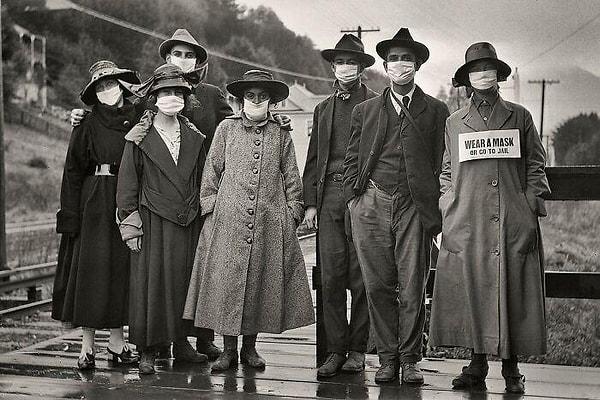 7. 1918 yılında Kaliforniya'daki grip salgının korunmak amacıyla "Maske tak ya da hapse gir." mesajı veren, maske takan vatandaşlar👇