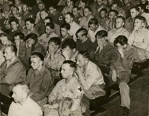 9. Nazi toplama kamplarının görüntülerini izlemeye zorlanan esir düşmüş Alman askerleri👇