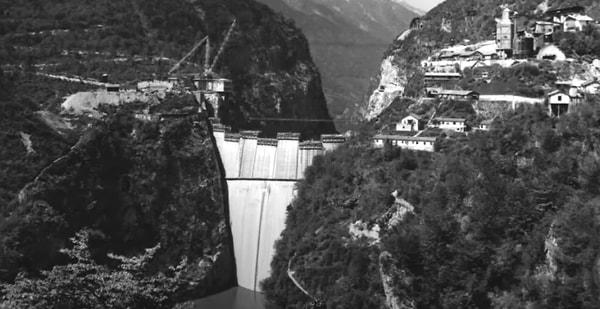 Vajont barajı, 150-168 milyon metreküp su kapasitesine sahipti ve 262 metreyle dünyanın en yüksek çift eğrili kemer barajıydı.