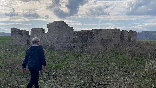 Son 22 yılın en kurak Ocak ayının yaşandığı Türkiye'de barajlardaki su miktarı kritik sevilere kadar düştü.Elazığ'daki Keban Baraj Gölü'nün suyu da kuraklık nedeniyle çekildi.Suyun çekilmesiyle baraj sahasındaki 83 yıllık tren istasyonu gün yüzüne çıktı.