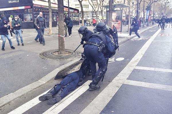 Başkent Paris'te emniyetin onay verdiği protestoda polis ve göstericiler arasında arbede çıktı.