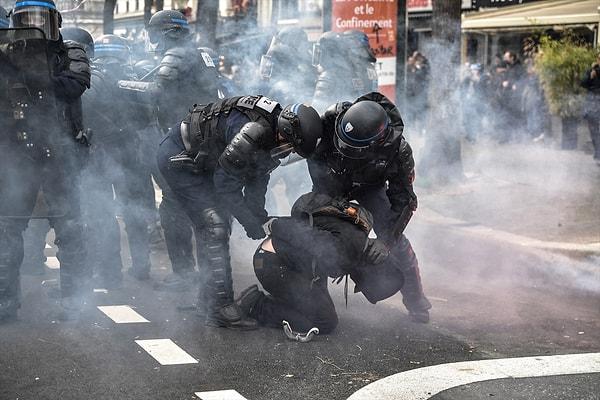 Göstericilerden bazıları Paris sokaklarındaki çöp ve çöp bidonlarını ateşe verdi, otobüs duraklarını tahrip etti. Kentteki izinsiz gösteriler devam ediyor.