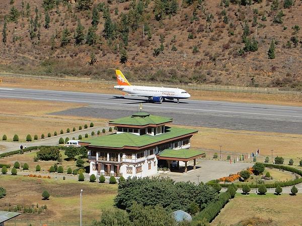 10. Bhutan'daki Paro Havalimanı iniş yapmanın en zor olduğu yerlerden biri ve dünyada sadece 8 pilotun buna izni var!