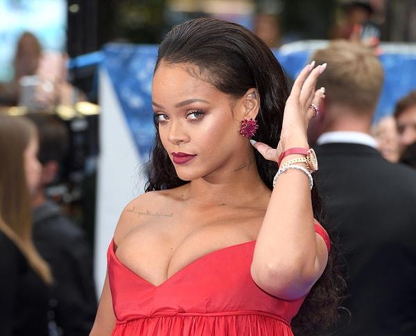 Rihanna şok edici bir evlilik teklifi girişimi ile karşılaştı. Ünlü şarkıcının evine girmek isteyen hayranı polisler tarafından yakalandı.