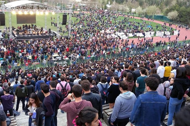 Üniversitelerin bahar şenlikleri heyecanla beklenen organizasyonlardı. Her üniversite şenliklerde sahneye çıkartmak için bir sürü ünlü isimle anlaşırdı. Gençler için belki de yılın en heyecanlı organizasyonlarıydı bahar şenlikleri. Şimdi sadece tek tük şenlik görüyoruz, onun da eski heyecanı yok.