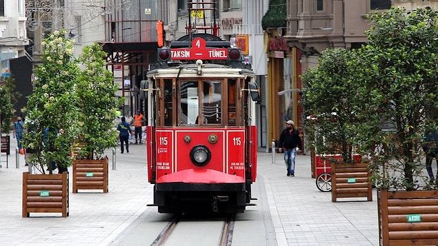 Nostaljik tramvay, İstiklal Caddesi'ndeki arnavut kaldırımların üstünden geçiyordu ve caddeye henüz asfalt dökülmemişti. Caddenin girişinde ya da ortalarında yürürken kısmi de olsa yeşillik görebiliyorduk.