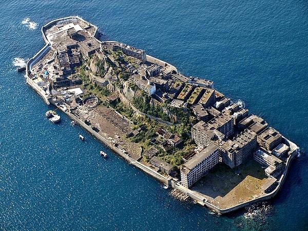 3. Bu gördüğünüz izole bölge Japonya'da bulunan Hashima Adası. 👇