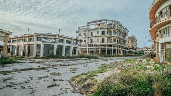 7. Kıbrıs'ta bulunan Kapalı Maraş şehrini belki duymuşsunuzdur. Bölge 1974'ten beri terk edilmiş vaziyette.