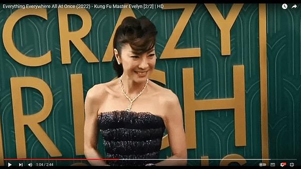 11. Everything Everywhere All At Once (2022) filminde, başrol Michelle Yeoh'un Crazy Rich Asians (2018) filminin galasından bir görüntüsünü görebilirsiniz!
