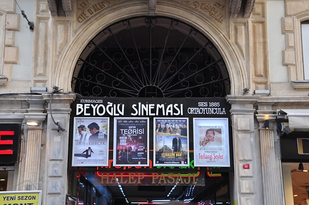 Sinemaya gitmek için ciddi bir bütçe ayırmak gerekmiyordu. Arkadaşınızla buluştuğunuz herhangi bir gün yapacak bir şey bulamasanız da spontane bir şekilde sinemaya gidebilirdiniz ve bu sizi fakirleştirmezdi.
