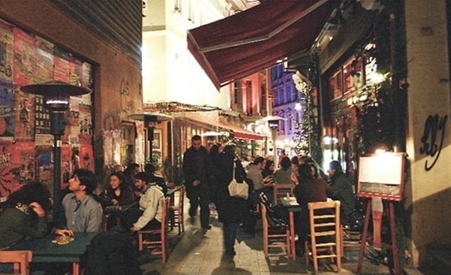 Asmalımescit'te herkesin kafasına göre olan çeşit çeşit mekan vardı. Bu mekanlar sokağa masa-sandalye atar, insanlar dışarda keyifle otururdu. Sonra belediye sokaklarımız işgal ediliyor diyerek o masa ve sandalyelerin hepsini kaldırttı.