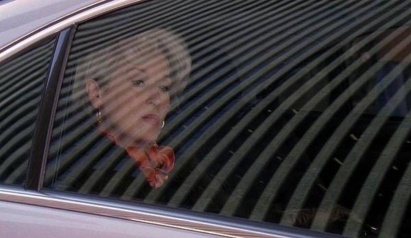 2. The Devil Wears Prada (2006) filminde Andy, Miranda'nın hapis hayatından çıktığında limuzinde görülüyor. Camdaki gölgeye bakarsanız Miranda hala içten içe bir hapis hayatı yaşıyor mesajı verilmiş!