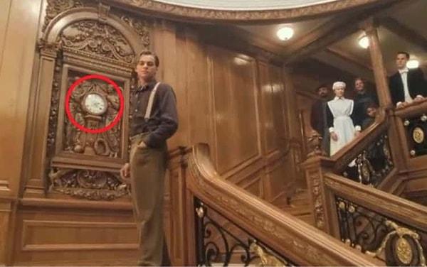 1. Titanic (1997) filminin son sahnesinde görülen saat 2.20'de durmuş. Gerçek hayatta da Titanik gemisi tam olarak o saatte batmıştı...