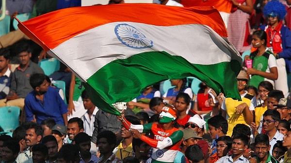 Hindistan bayrağı, ülkenin birçok yerinde kullanılır ve saygıyla karşılanır.