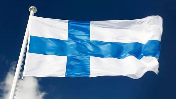 Finlandiya'nın ulusal bayrağı olan bu sembol, Finlandiya halkı tarafından büyük bir saygı ve sevgiyle karşılanmaktadır.