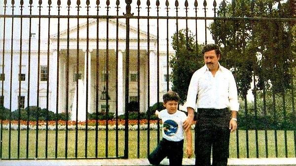1. Kolombiyalı uyuşturucu kartelinin başı olan Pablo Escobar, kırmızı bültenle aranmasına rağmen ABD'deki Beyaz Saray'ın önünde oğlu ile poz veriyor. (1981)