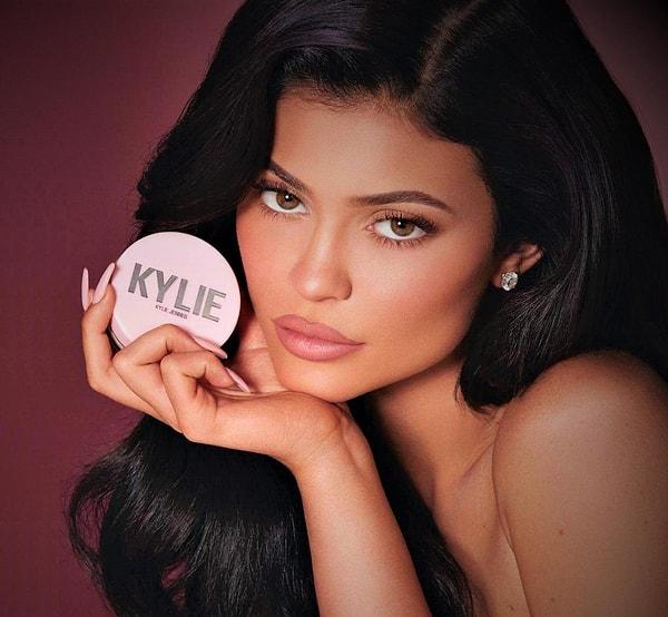Viral olan bu olayın sonucunda tüm Dünya iyilik meleğimiz Selena'yı desteklerken, Kylie Jenner'ın markası olan Kylie Cosmetics'in ürünlerini satın alanlar da bu ürünleri çöpe attıkları videoları sosyal medya hesaplarından paylaştı.