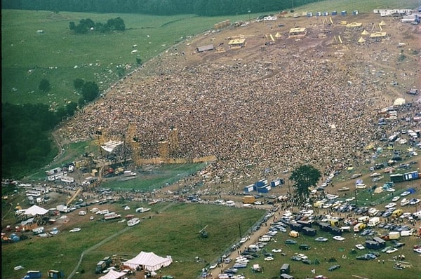 Невероятная толпа со времен одного из самых известных музыкальных фестивалей в мире, Вудстока, в Нью-Йорке! (1969)