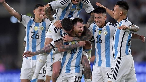 Maç öncesinde şampiyonluk kutlamaları yapıldı. Tüm futbolcular duygu dolu anlar yaşarken özellikle Lionel Messi, yapılan tezahüratlar karşısında gözyaşlarına hakim olamadı.