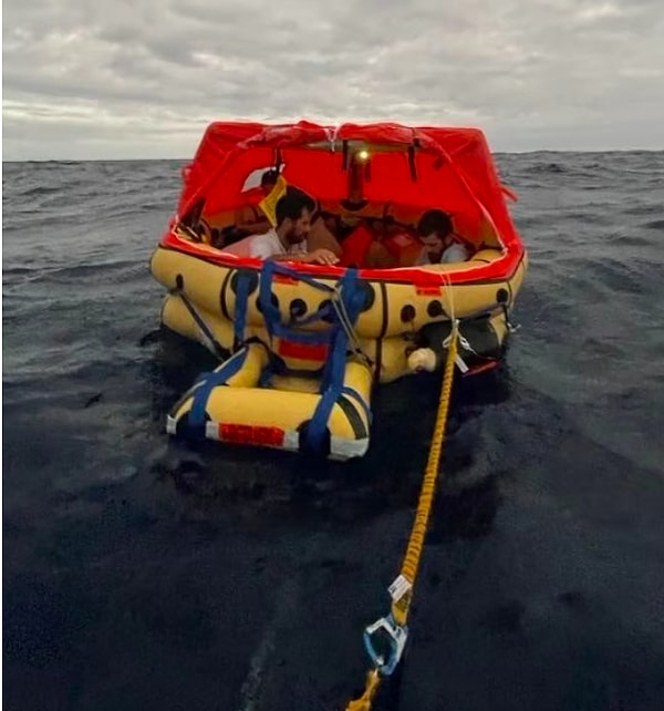 Рик Родригес и Саймон Фишер на спасательном плоту с затонувшего "Рейндансера". Эта фотография была сделана 13 марта Аланой Литц, которая находилась в шлюпке. (Алана Литц)