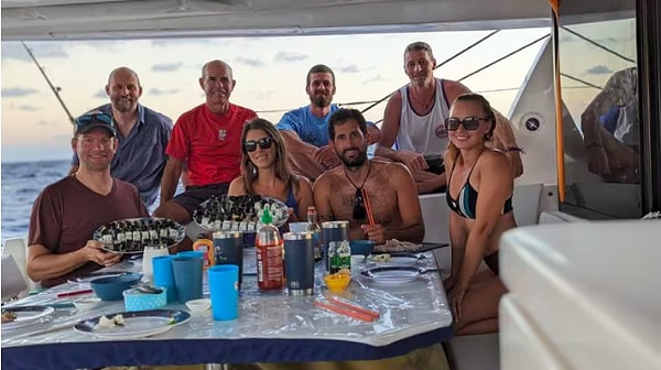 15 марта экипаж The Raindancer и the Rolling Stones использовали таймер, чтобы сделать групповой портрет с помощью телефона Джеффа Стоуна. Они демонстрируют суши, приготовленные из пойманного ими ваху. В заднем ряду слева видны Алекс Стоун, Марк Мориарти, Саймон Фишер и Джефф Стоун. Нижний ряд, слева, - Кори Бергендал, Алана Литц, Рик Родригес и Бьянка Братяну. (Джефф Стоун)