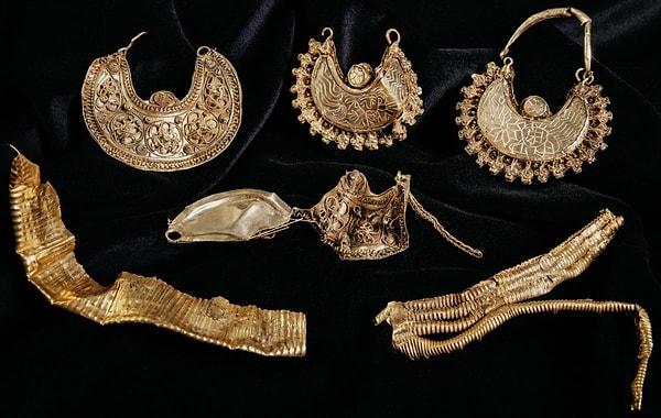 2. Hollanda'da bin senelik altın mücevherler ve gümüş madeni paralar bulundu!