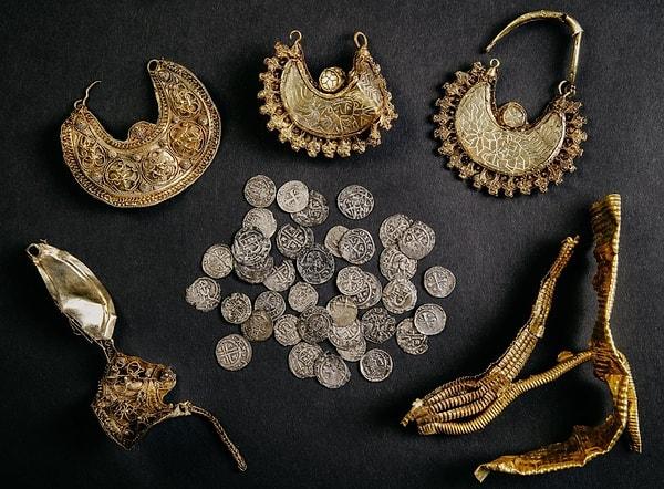 Bulunan mücevherlerin 1200 ila 1248 yılları arasından gömülmüş olduğu ancak bu sırada hâlihazırda 200 yıllık olduğu tahmin ediliyor.