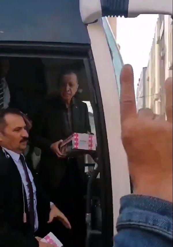 Erdoğan, şehirden otobüsle geçerken vatandaşlara oyuncak fırlattı.