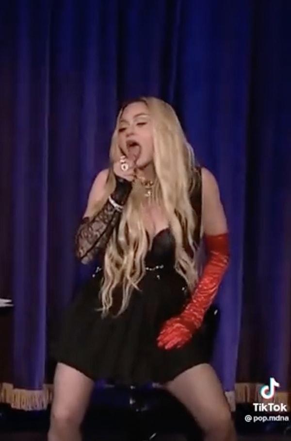Ulusal televizyonda bir programa katılan Madonna programda oral seks simülasyonu yaptı.