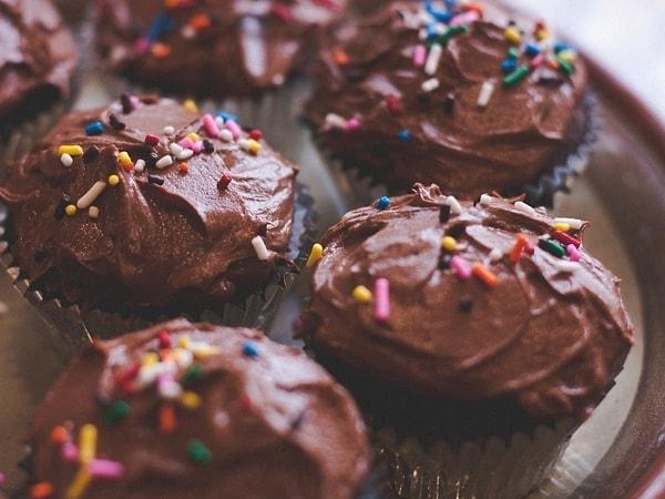 4. Diyelim ki tam diyet yapmaya karar verdiğin gün bir iş arkadaşın iş yerine küçük kekler getirdi. Hangisini yaparsın?