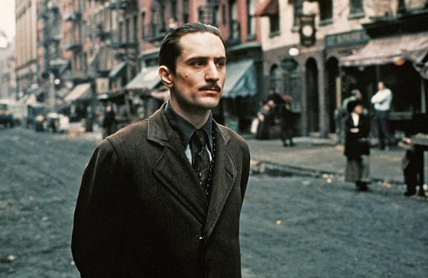 8. Robert De Niro, ikinci filmde Vito Corleone rolünü oynamak için dört ay boyunca İtalyanca'nın Sicilya lehçesini konuşmayı öğrendi.