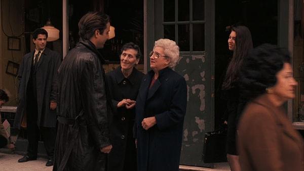 13. Mahallenin bakımsızlığından şikayet etmek için Vincent’ı durduran kadınlardan biri Martin Scorsese’in annesi Catherine Scorsese’tir.
