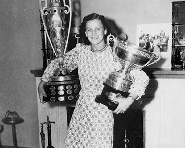 1934'te tamamen erkeklerden oluşan bir PGA Tour etkinliğinde oynayan ilk kadın oldu.
