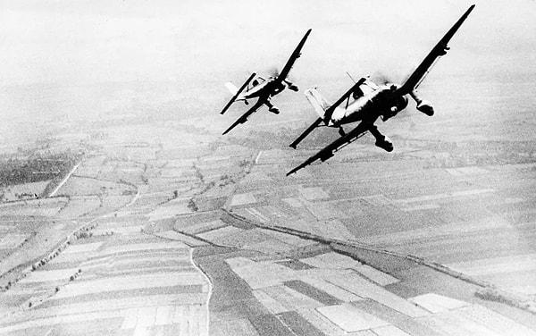 4. İkinci Dünya Savaşı sırasında Sterlin’i değersizleştirerek İngiliz ekonomisini çökertmeye çalışan Nazi Almanya’sı, sahte para basarak uçaklarla Londra'ya dağıttı.