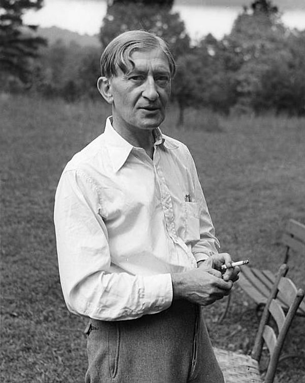 Josef Albers, 19 Mart 1888'de Almanya'nın Bottrop kentinde doğdu. Zanaatkar bir ailede büyüdü; babası bir boyacılık, marangozluk ve tamircilik gibi çeşitli işler yaparken annesi ise demirci bir aileden geliyordu. Albers; cam oymacılığı ve sıhhi tesisat dahil olmak üzere, bu becerilerin çoğunu ailesinden öğrendi.