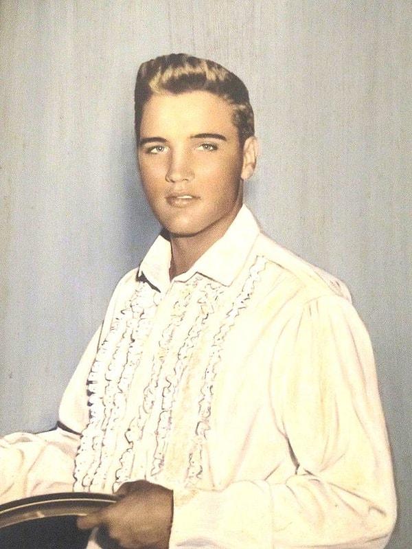 10. Elvis Presley aslında sarışındı. Daha havalı görünmek için saçlarını siyaha boyayan Elvis, bazen de ayakkabı boyasıyla boyuyordu.