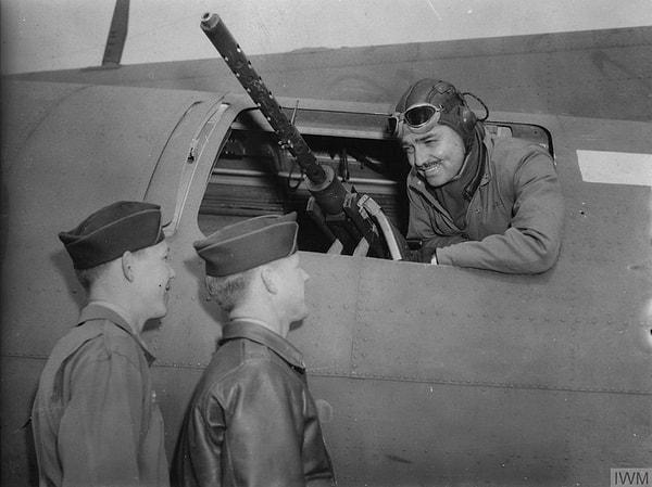 13. "Korkak"  görünürler diye Amerikan ve İngiliz hava askerlerine paraşüt verilmiyordu.