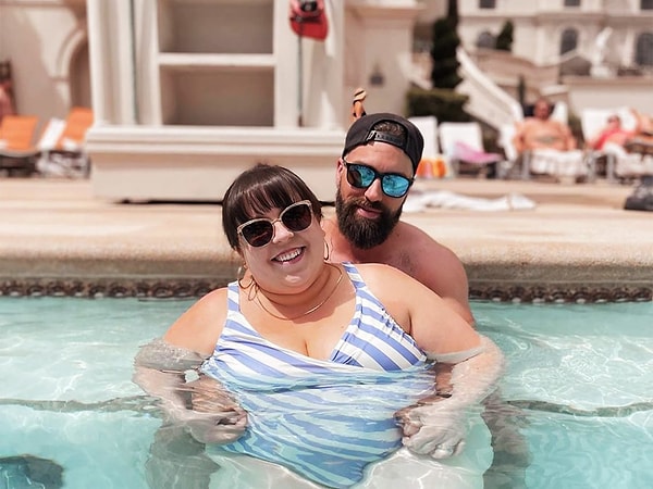 «И поскольку мы ну никак не складываемся вместе, люди пытаются добавить что-то к моей части уравнения, чтобы придать ему смысл, говоря что-то вроде „О, она, должно быть, не была толстой, когда они встретились“ или „Наверное, он с ней из-за денег“»