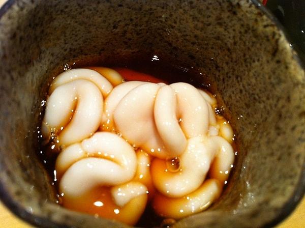3. Japonya'nın çiğ balık yemesinden tiksiniyorsanız bir de sperm keselerinden yapılan bu yemeğe bakın...