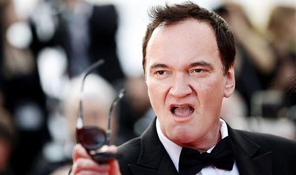 Bir gün biri kalkıp Hollywood’un ünlü film yönetmeni Quentin Tarantino’yu nasıl bilirdiniz diye sorarsa cevabımız iyi bilirdik değil de tuhaf kişiliği ve garip tavırlarıyla bilirdik olurdu. Filmleriyle sinema sektörüne damga vuran yönetmenin en çılgın anlarını okuyup da şaşırmamak elde değil.